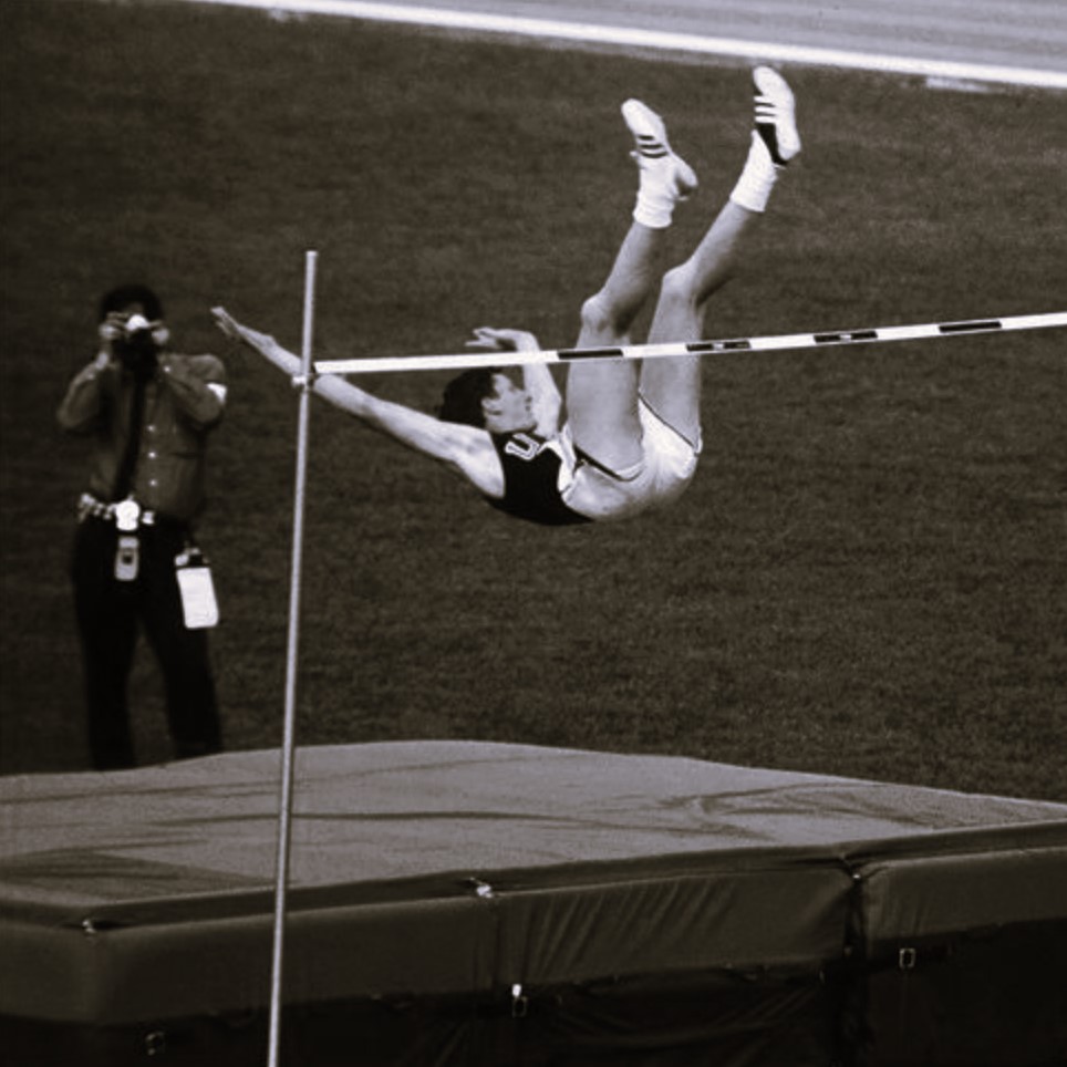 Deze Atleet Introduceerde In 1968 Een Nieuwe Hoogspringtechniek